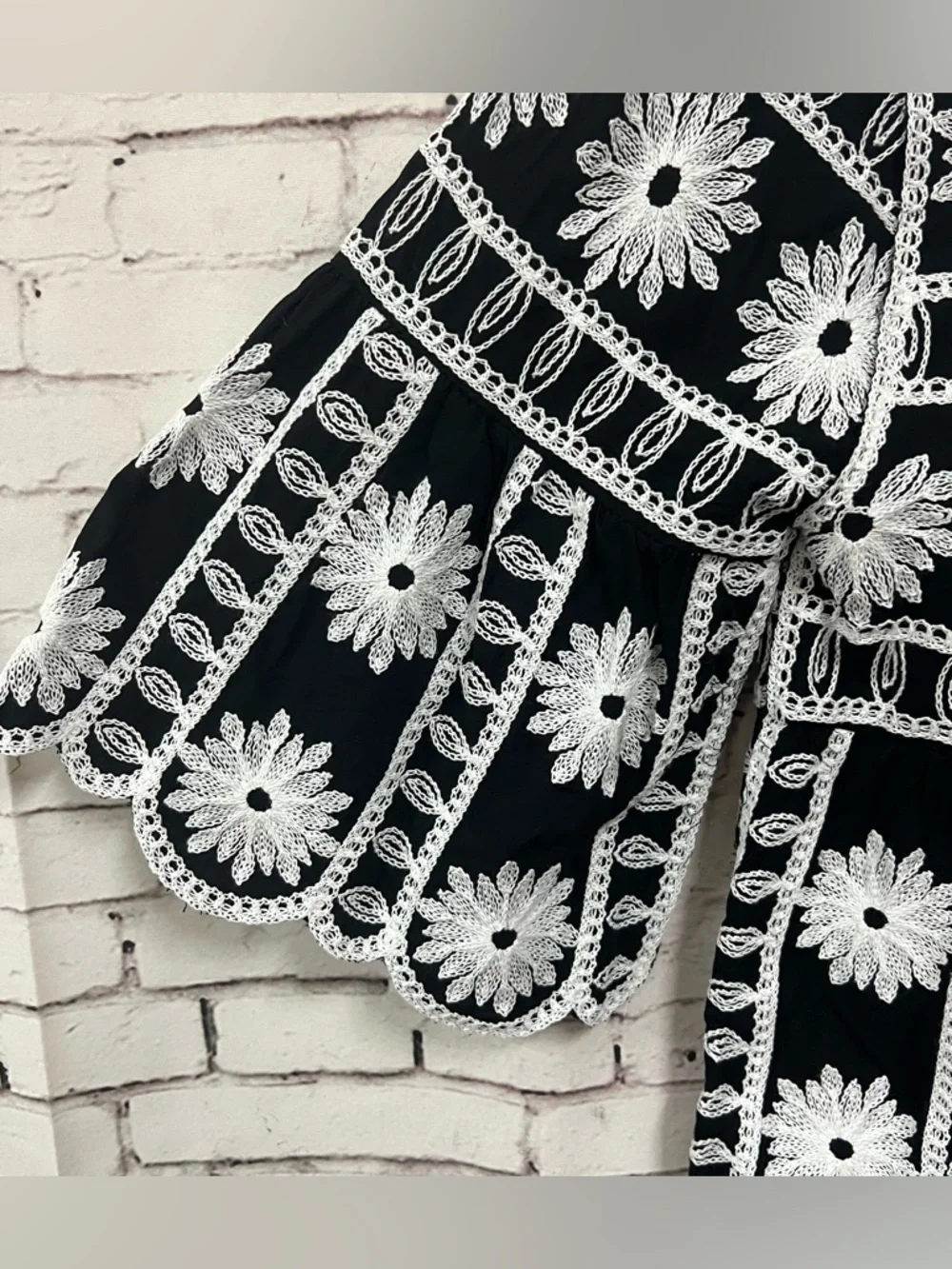 Kindred Embroidered Floral Blouse Large Black White Crochet Bell Sleeve Boho - Picture 5 of 8
